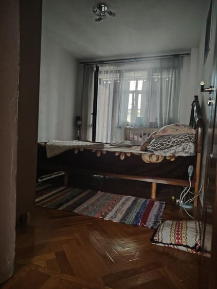 Apartament cu 4 camere semidecomandat în Central