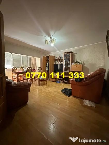 Apartament cu 3 camere semidecomandat în Buzaului
