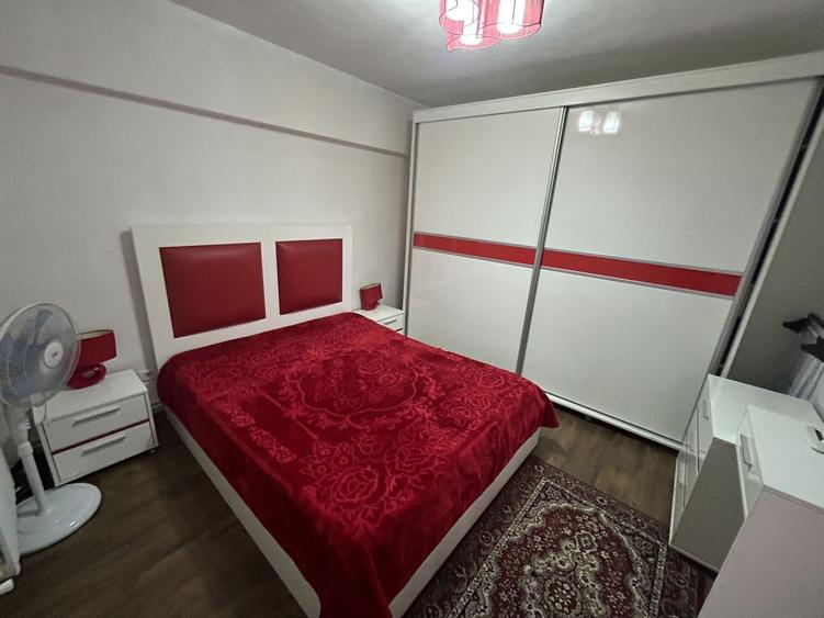 Apartament cu 3 camere semidecomandat în Tomis II