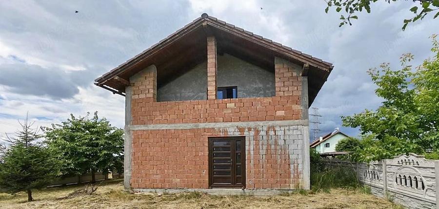 Casă cu 4 camere cu Teren 730 Mp în Sânpetru