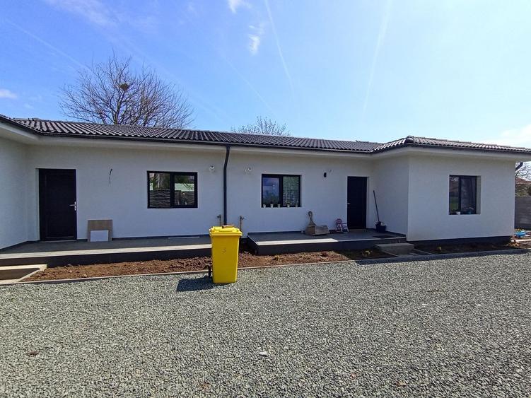 Duplex cu 3 camere cu Canalizare în Sânandrei