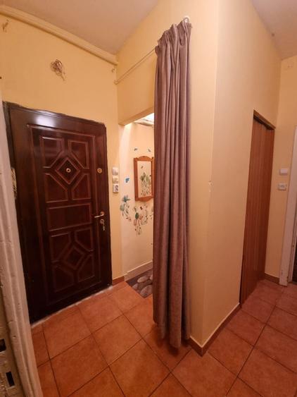Apartament cu 3 camere semidecomandat în Teiul Doamnei