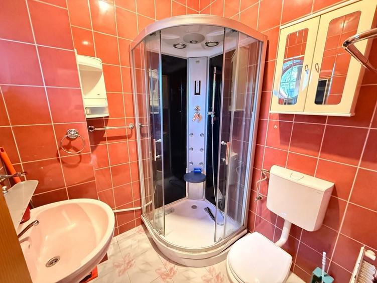Casă individuală cu 6 camere cu Canalizare în 1 Mai