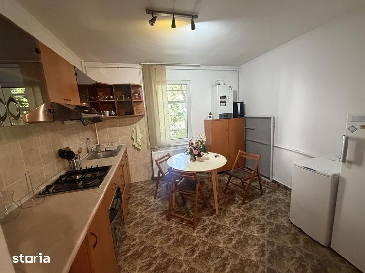 Apartament cu 3 camere decomandat în Cornișa