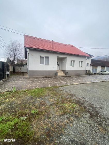 Casă cu 4 camere cu Teren 1600 Mp în Central
