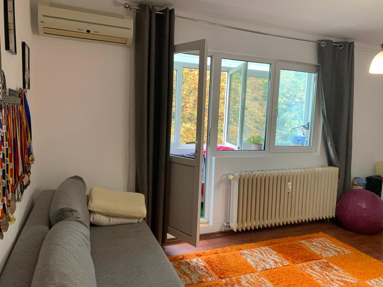 Apartament cu 3 camere semidecomandat în Berceni