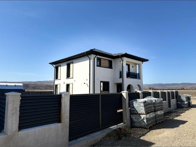 Casă cu 4 camere în Vernești