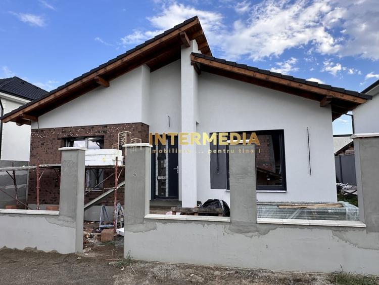Casă individuală cu 4 camere cu Canalizare în Est