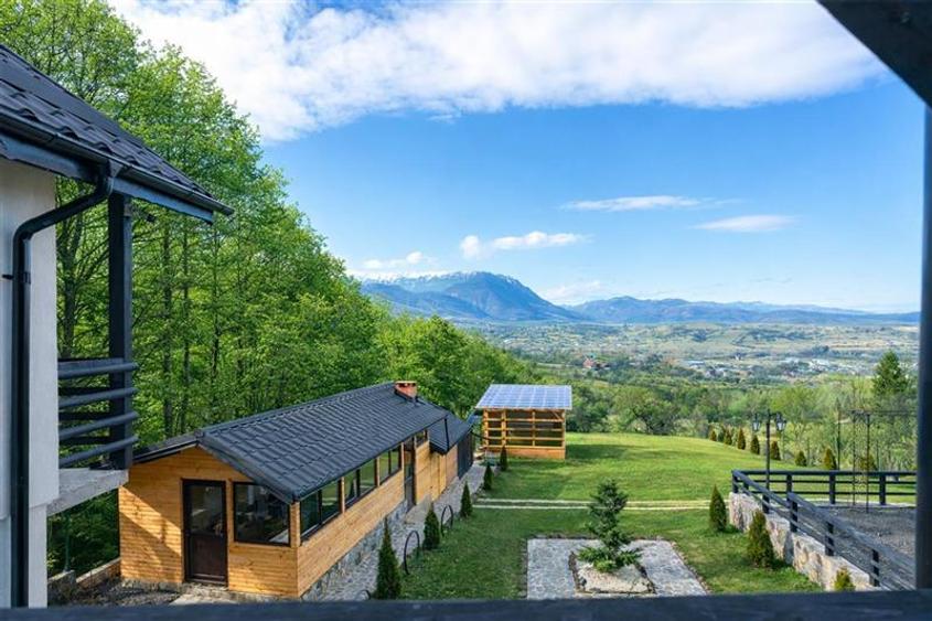 Casă individuală cu 8 camere cu Teren 1100 Mp în Bran