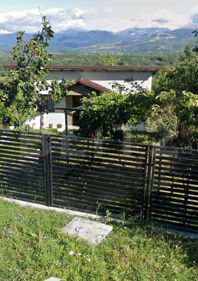 Casă individuală cu 3 camere cu Teren 5000 Mp în Exterior Est