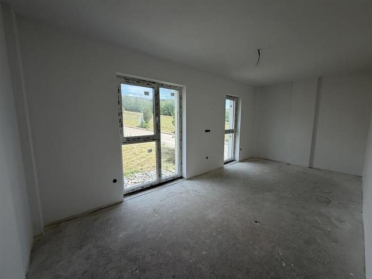 Apartament cu 3 camere semidecomandat în Iris
