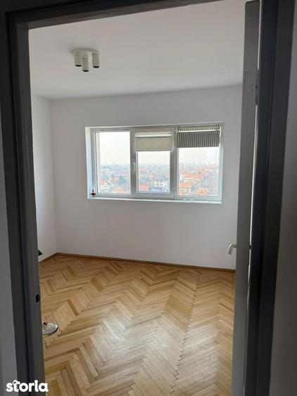 Apartament cu 3 camere semidecomandat în Complex Studențesc