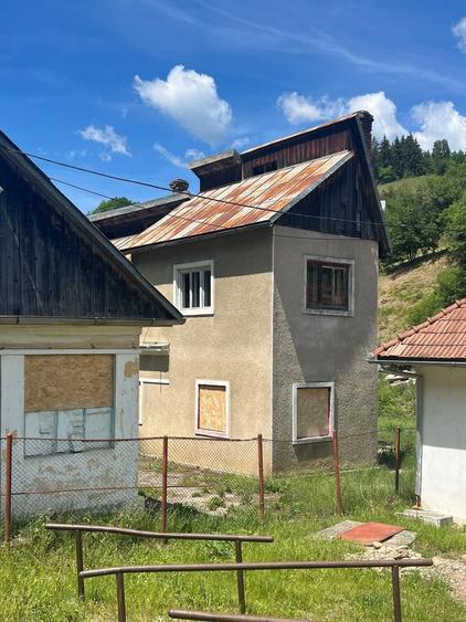 Casă cu 4 camere în Central