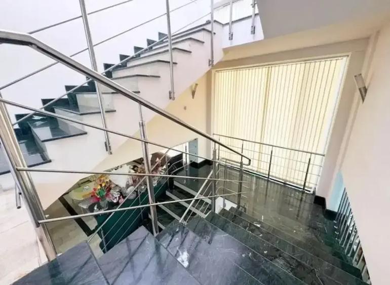 Casă cu 5 camere cu Canalizare în Herăstrău