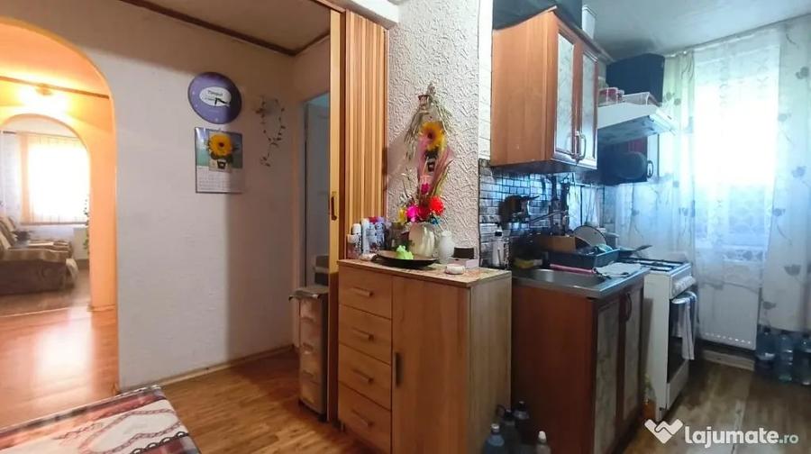 Apartament cu 3 camere semidecomandat în Gojdu