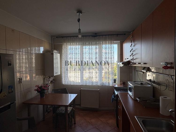 Apartament cu 3 camere semidecomandat în Titan