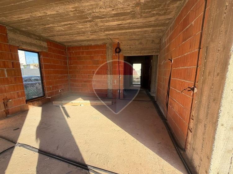 Casă individuală cu 4 camere cu Teren 350 Mp în Malu Mare