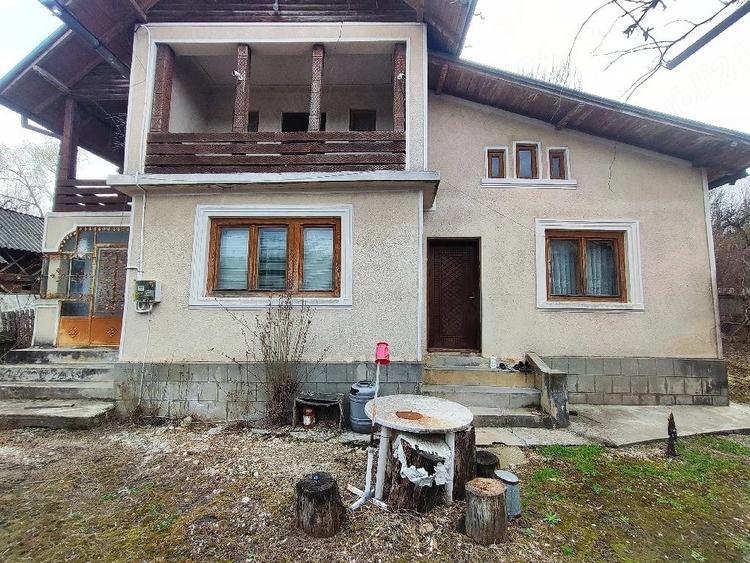 Casă cu 6 camere cu Teren 2080 Mp în Gura Foii