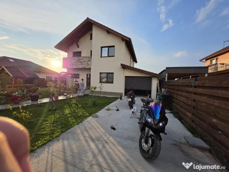 Casă cu 4 camere în Tărlungeni