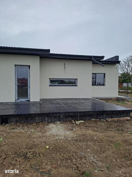 Casă cu 5 camere cu Teren 800 Mp în Vârteșcoiu