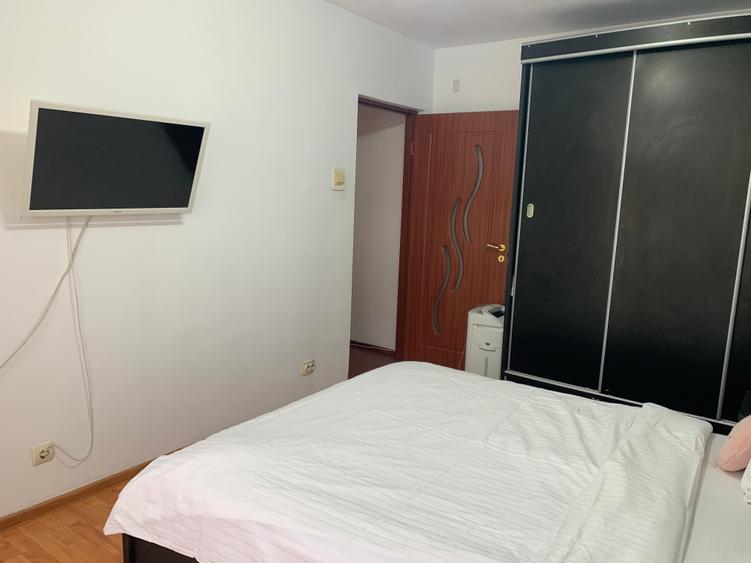 Apartament cu 3 camere semidecomandat în Berceni