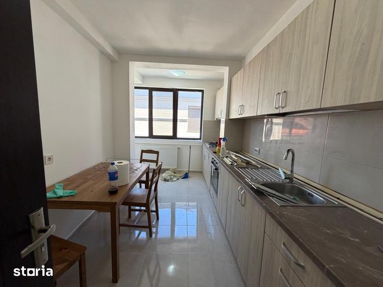 Apartament cu 3 camere decomandat în Titan
