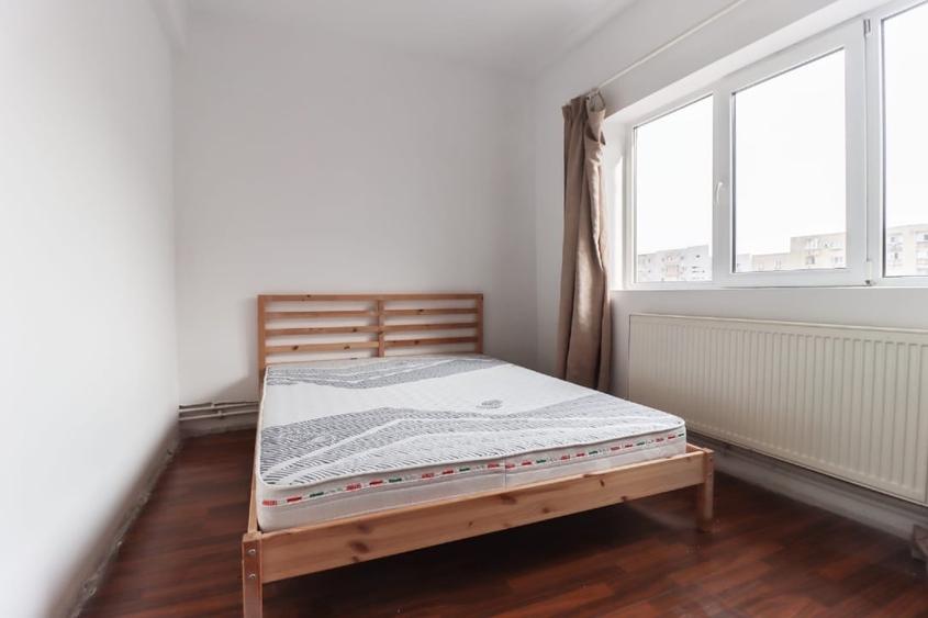 Apartament cu 3 camere semidecomandat, mobilat în P-ța Muncii