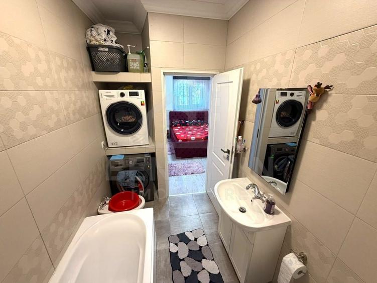 Apartament cu 3 camere semidecomandat în Craiovița Nouă