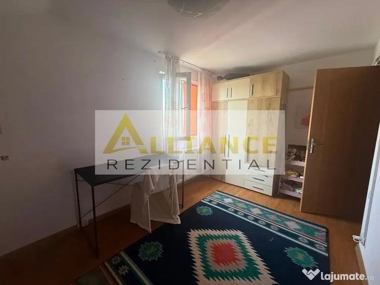 Apartament cu 3 camere semidecomandat în Berceni