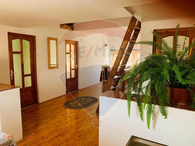 Casă individuală cu 15 camere cu Teren 861 Mp în Central