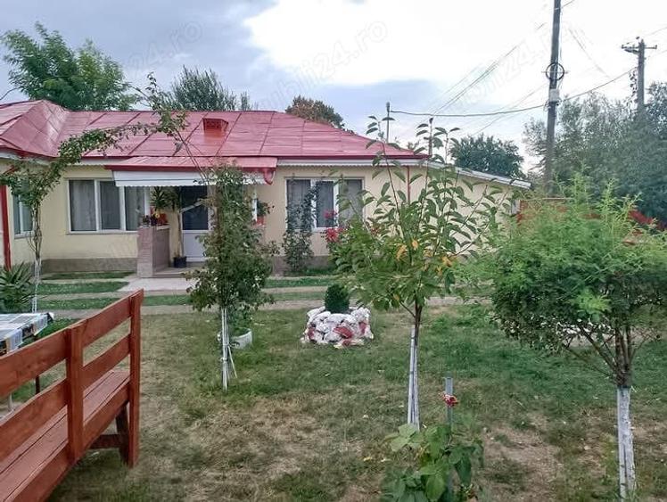 Casă cu 4 camere cu Teren 2300 Mp în Central