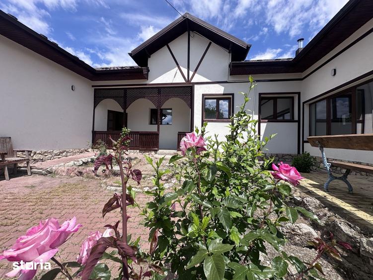 Casă cu 6 camere cu Teren 1532 Mp în Gura Vadului
