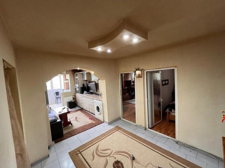 Apartament cu 4 camere semidecomandat în Apărătorii Patriei