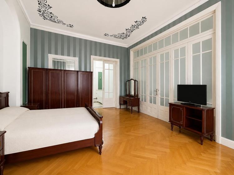 Apartament cu 4 camere semidecomandat în Romană