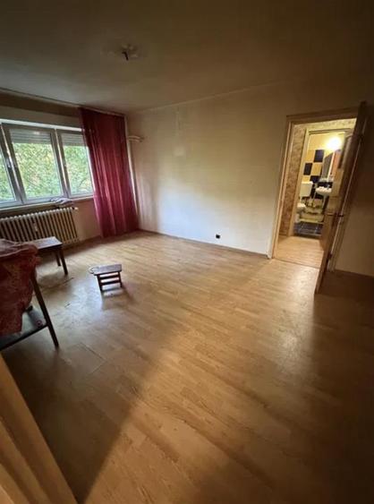 Apartament cu 3 camere semidecomandat, mobilat în Giurgiului