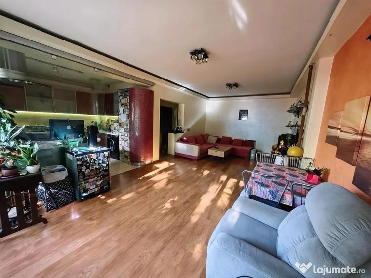 Apartament cu 3 camere decomandat în Uverturii
