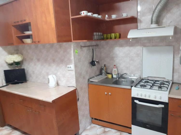 Apartament cu 3 camere semidecomandat în Apărătorii Patriei