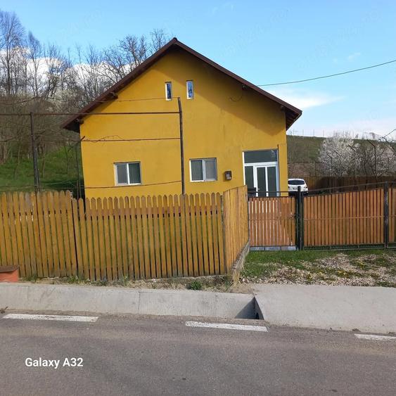 Casă cu 3 camere cu Teren 2596 Mp în Central