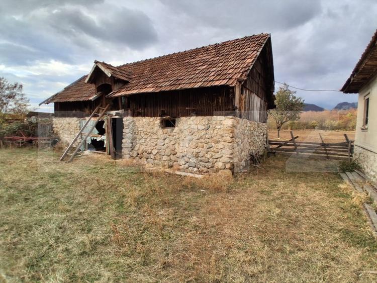 Casă individuală cu 3 camere cu Teren 4706 Mp în Polovragi