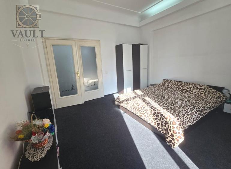 Apartament cu 4 camere semidecomandat, mobilat în P-ța Victoriei