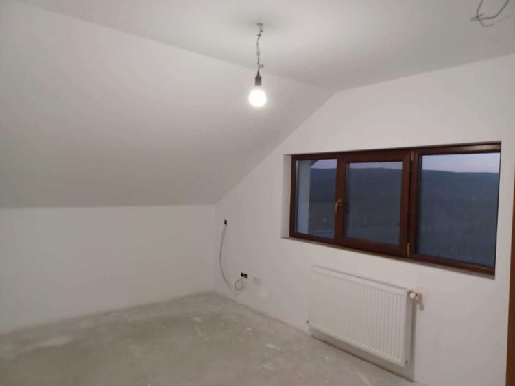 Casă cu 4 camere în Răscruci