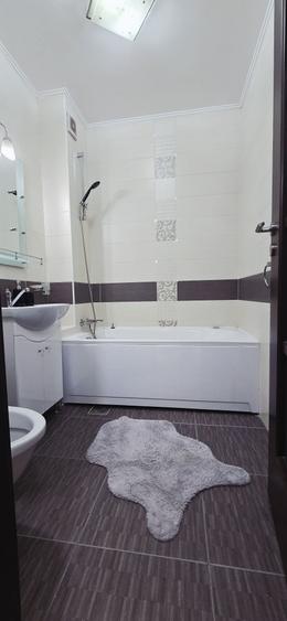 Apartament cu 3 camere semidecomandat în Calea Dumbrăvii