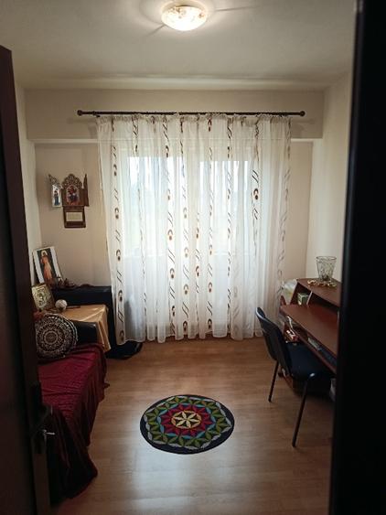 Apartament cu 3 camere decomandat în Km 4-5