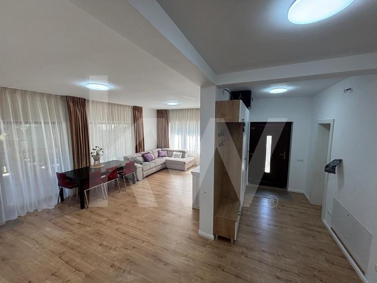Casă individuală cu 6 camere cu Canalizare în Sadu