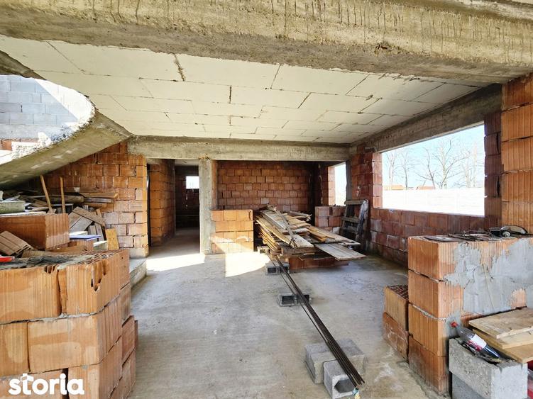 Casă cu 5 camere cu Teren 1079 Mp în Ghioroc