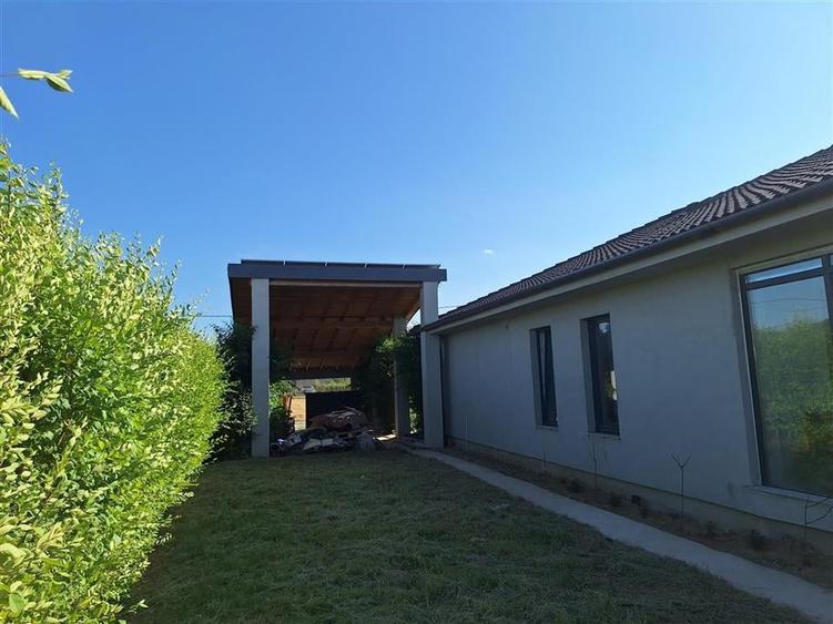 Casă individuală cu 4 camere cu Teren 1300 Mp în Alparea