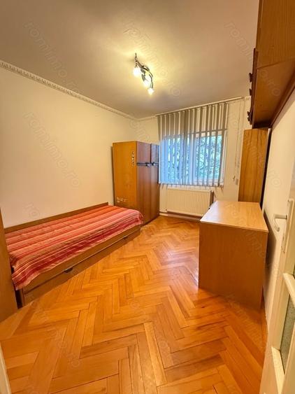Apartament cu 3 camere decomandat în Girocului