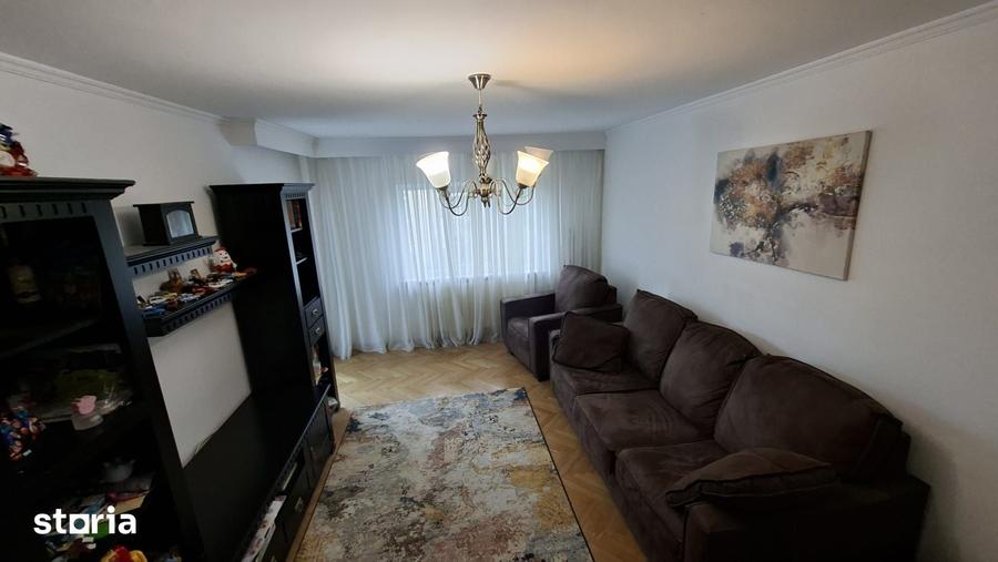 Apartament cu 3 camere decomandat în Central