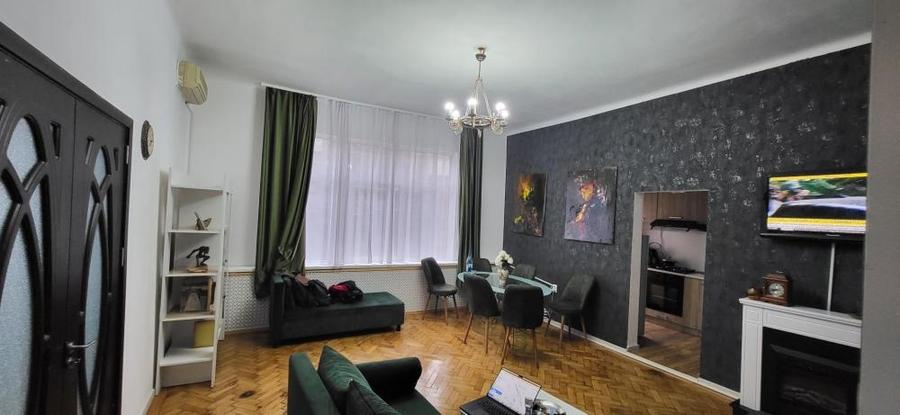 Apartament cu 3 camere, mobilat în P-ța Universității