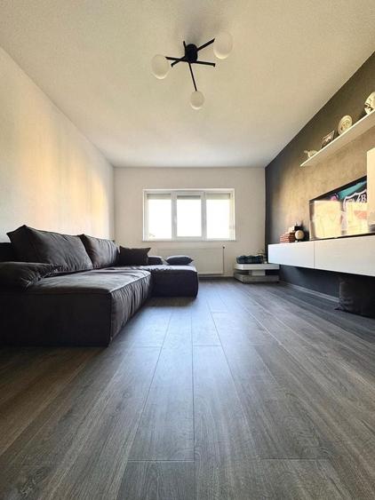 Apartament cu 3 camere decomandat în Girocului